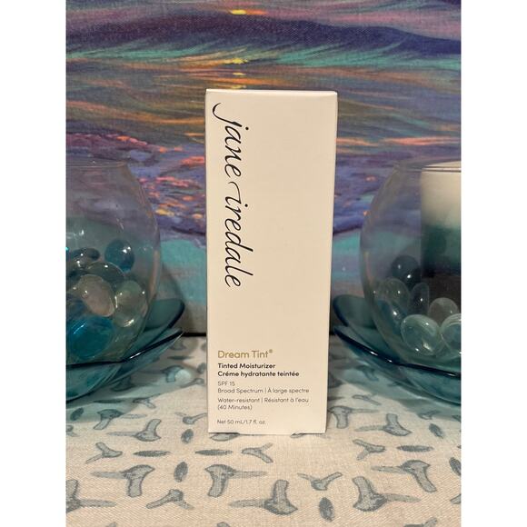 Jane Iredale Dream Tint Tinted Moisturizer SPF 15 in Shade Light - Picture 1 of 6